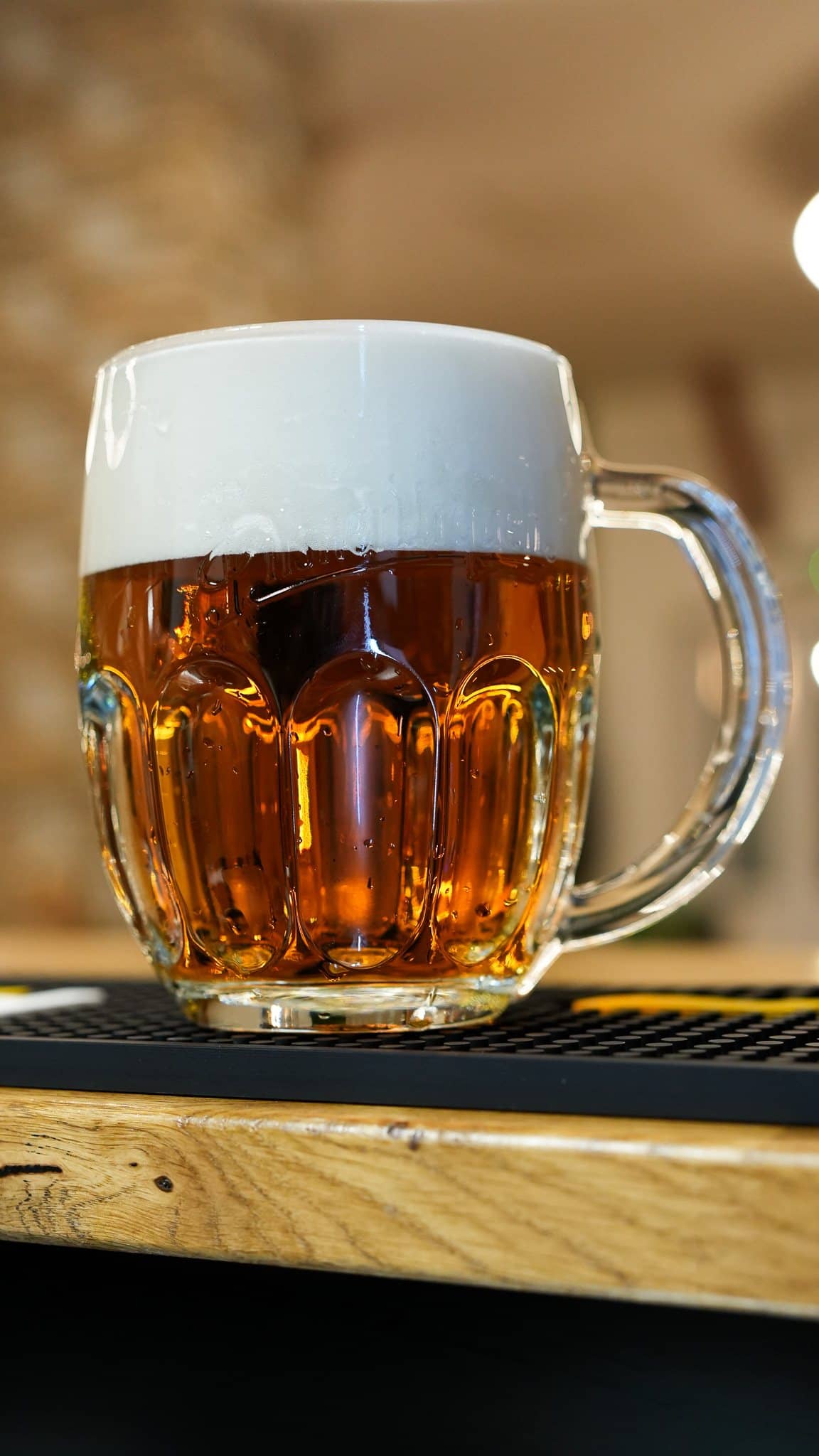 Čerstvě načepované pivo v půllitru